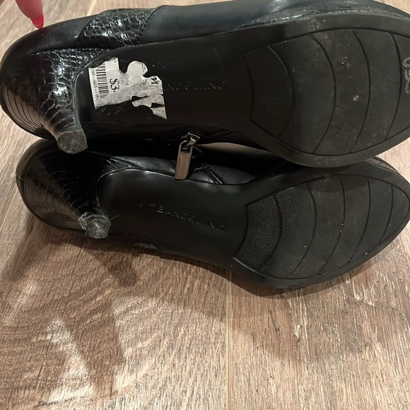 Bandolino Woman’s Black Covered Toe Heels Size 8.5 - Picture 6 of 6